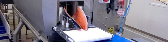 Инновационная филетировочная машина для лосося FR-9000 - это современная технологичная машина, в которой используется высокоскоростной программируемый логический контроллер для индивидуального измерения длины каждой рыбы при ее поступлении в машину.